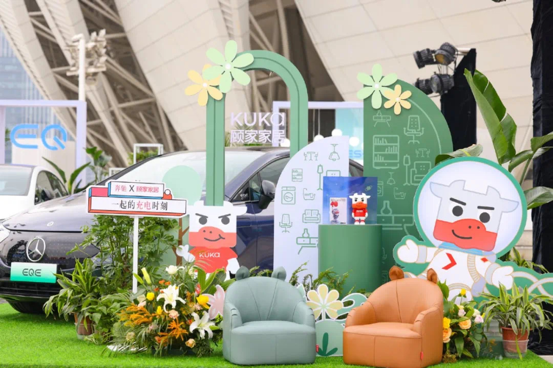 11月4日，随着2022杭州（国际）未来生活节在奥体中心的开幕，会场上，不仅有奔驰全新上市的EQE纯电轿车，一只科技与舒适感并重的“可达椅”也吸引了一众来客的打...