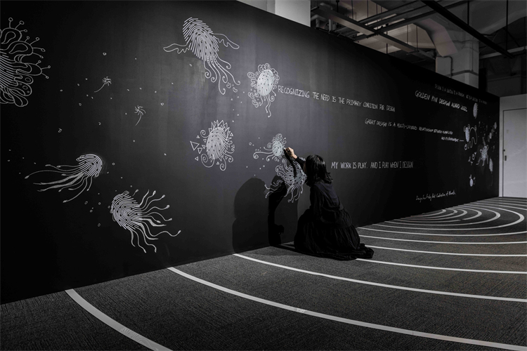 04展间「创意叠加」区设有一道黑板墙，开放观众用粉笔绘画，让观众回应成为展览空间创作的一部分。 _1