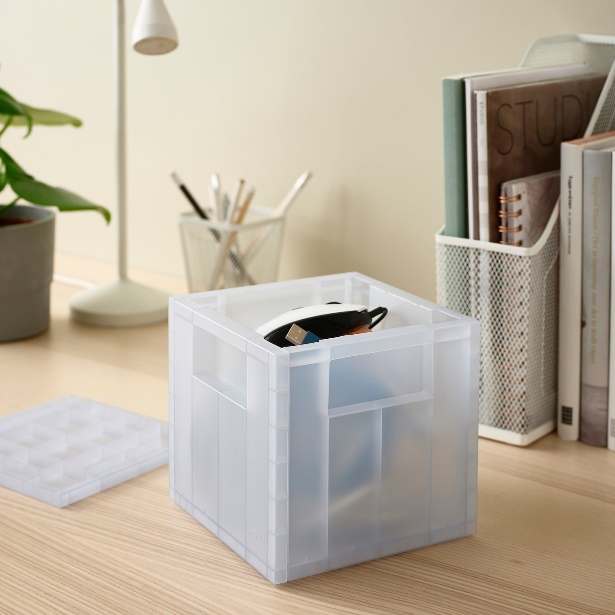 A plastic container with a mouse inside
Description automatically generated