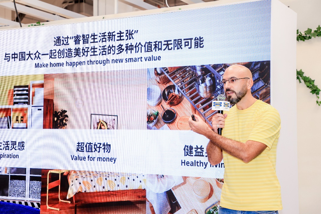 A person standing in front of a large screen
Description automatically generated