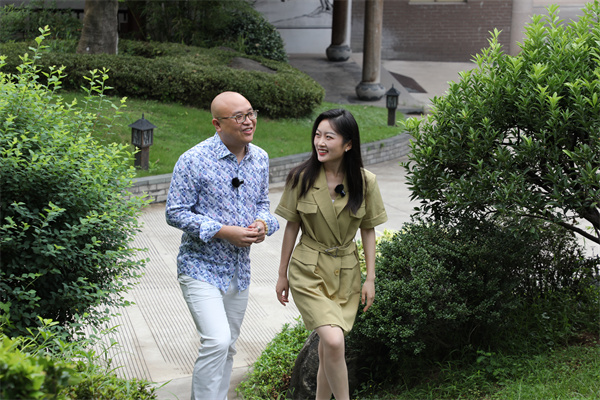 卓木王总裁杜长江（左）为央视主持人讲解杜山庄的“曲径通幽”