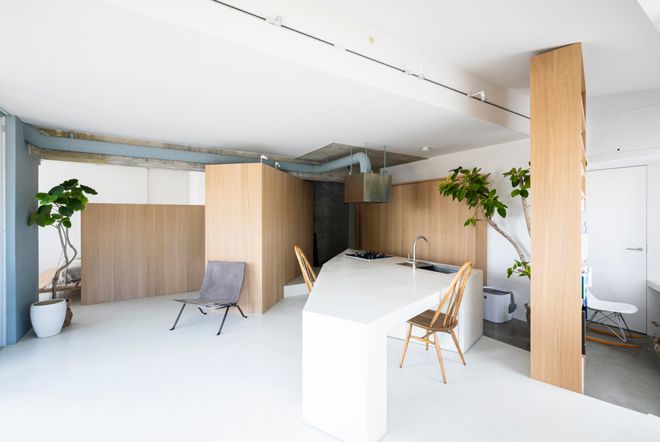 拯救奇葩日本工作室 KIRI Architects 翻新的 58 ㎡公寓，巧妙利用异形结构、体块，将生活所需功能区精巧地安装在小空间内。今日屋主专栏，拿去洗眼睛...