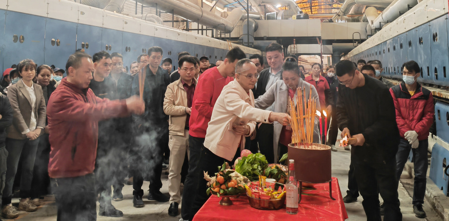 2月15日，利家居瓷砖集团领导与车间员工齐聚生产基地，以全新面貌迎接窑炉生产线点火仪式。