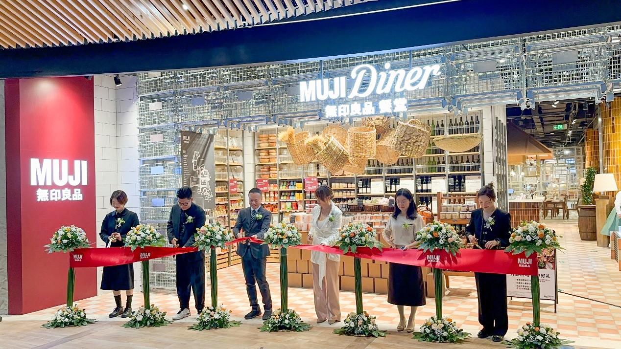 2月17日,MUJI無印良品首家农场概念店——前滩太古里店在上海正式开业。新店不仅拥有近3000平方米的超大展示空间,更首次为消费者带来“食与农”的全新体验。通...