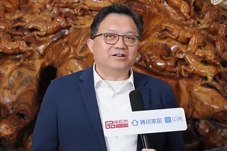 腾讯家居&品牌红木记者在现场采访了北京国富纵横总裁赵龙，他谈到红木行业高质量发展，还是需要给消费者创造更多价值。