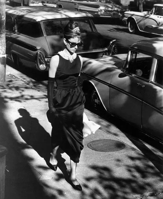 设计大师山本耀司曾经说过  “黑色是最有态度的一种颜色  奥黛丽赫本身穿纪梵希小黑裙  极致优雅，成为大众心中的白月光