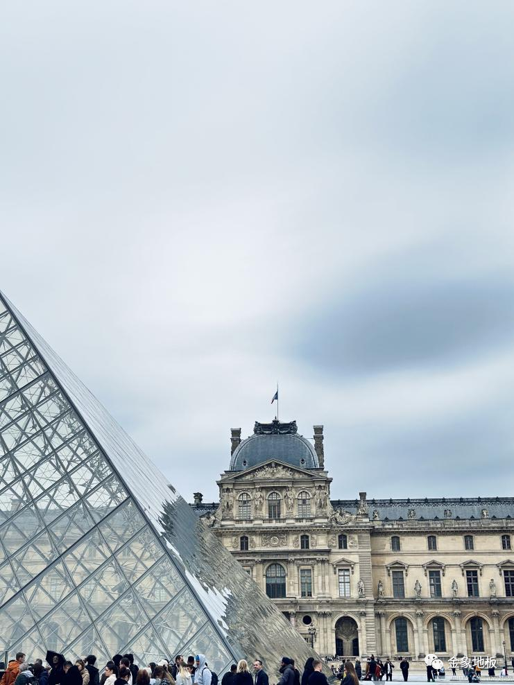 在巴黎市中心的北岸，沉睡着世界最古老的博物馆----卢浮宫博物馆。