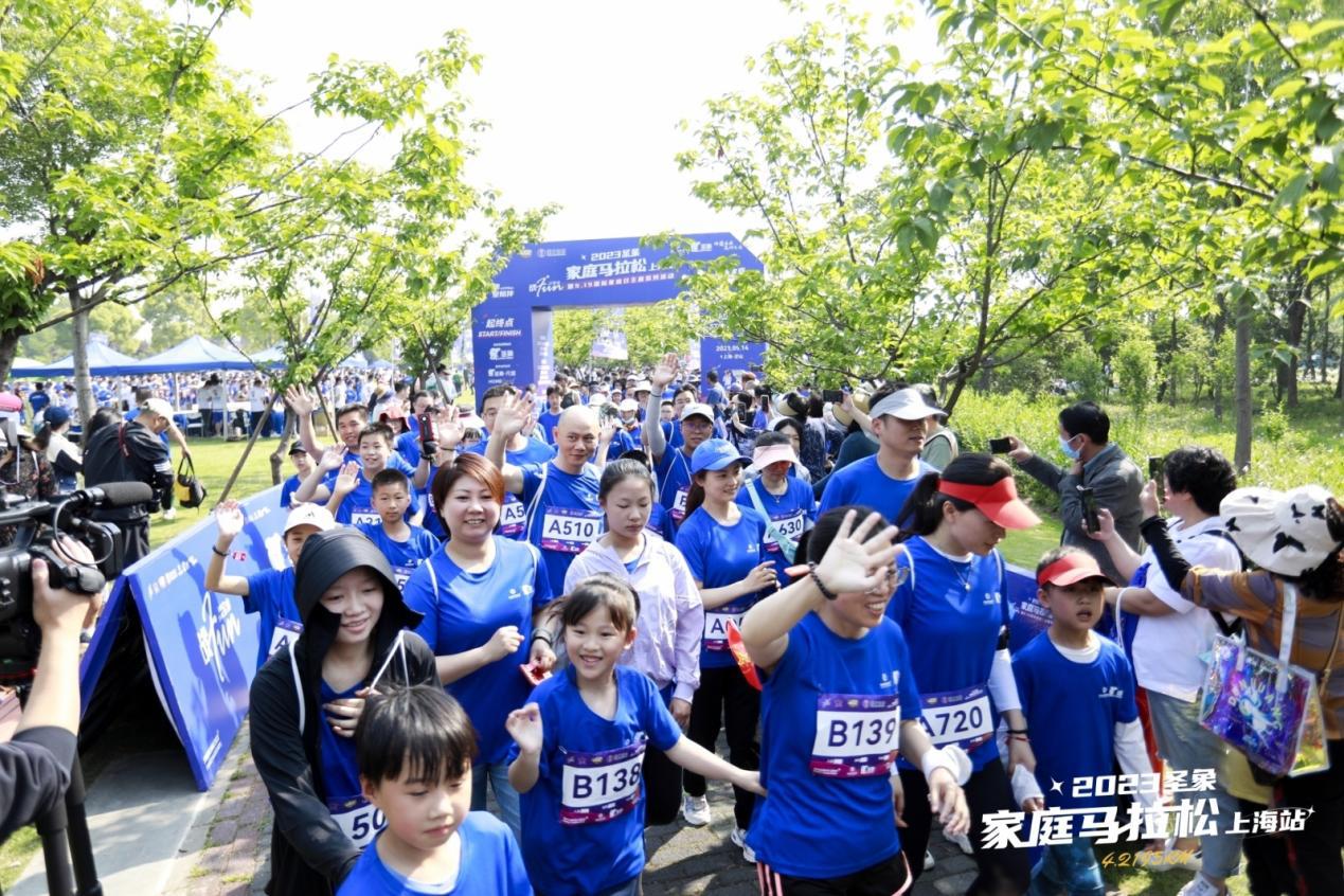 今天，是一个特殊的“母亲节”。就在今天，2023圣象·家庭马拉松（上海站）热力开跑。让你牵着妈妈的手，把4.2195公里完赛的奖牌，作为最好的母亲节礼物，送给最...