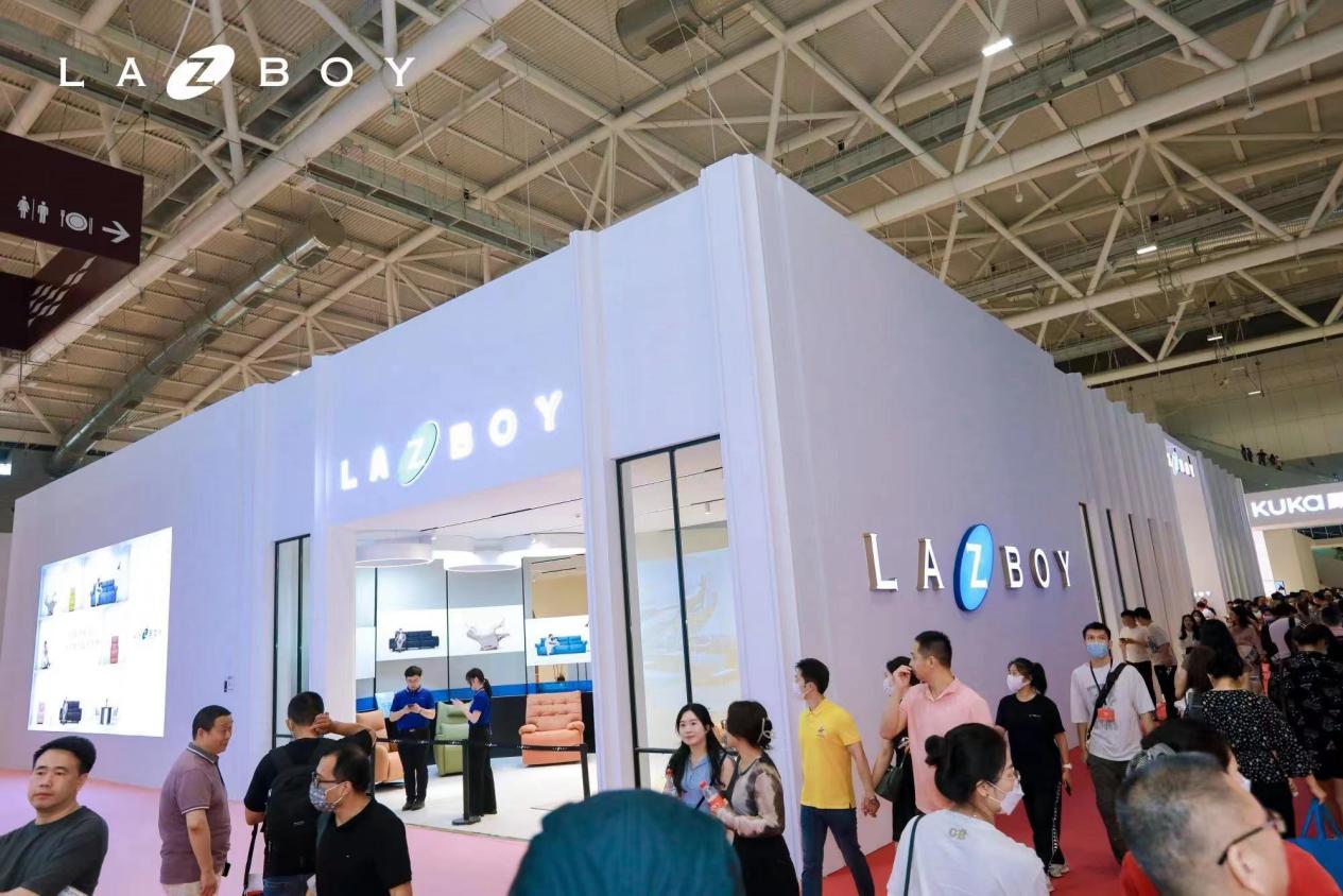 LAZBOY以“百年舒适 无限科技”为主题，通过两大展馆同步展出联动的方式，带来了一场颠覆行业的舒适家居盛宴。