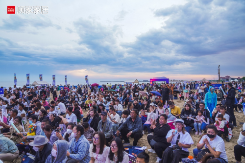 音乐与大海，热爱与自由。夏天的音乐节就像橘子味的汽水，永远酣畅淋漓久久怀念。6月10日在海边最舒适的季节，顾家家居沙滩音乐节如约开场。活动现场邀约了高音王子-张...