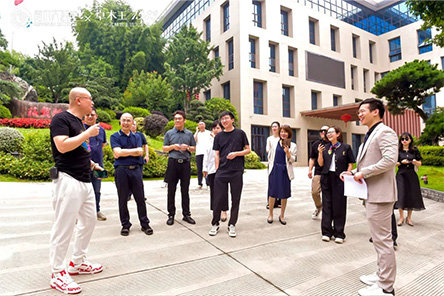 6月14日，青木大讲堂相聚卓木王杜山庄，圆桌对话，分享前沿理论和企业创新智慧。
