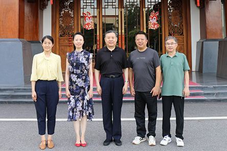 6月29日下午，中国家具协会理事长徐祥楠带队莅临明堂家居考察。
