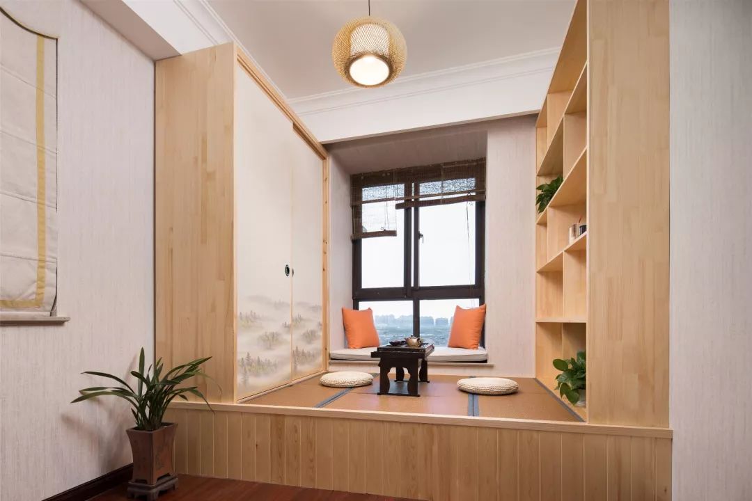 榻榻米房间设计以其独特的日式风格和舒适的布局，在现代家居中越来越受到欢迎。榻榻米房间以其简洁、自然的风格，让人感受到一种平静和温馨。