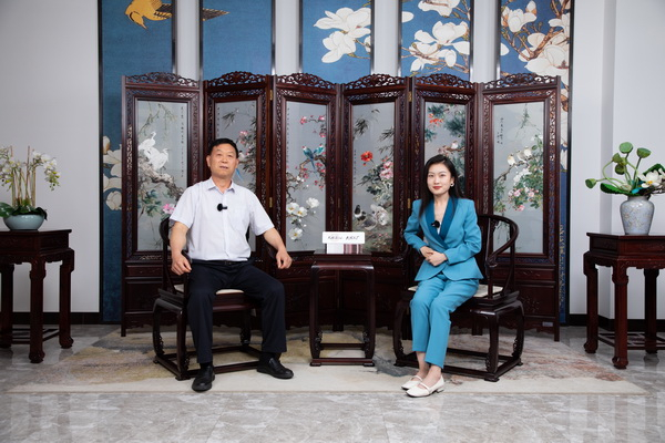 中国传统工艺大师、巧夺天工红木董事长张爱冬接受央视主持人专访，谈怎么做大国工厂。