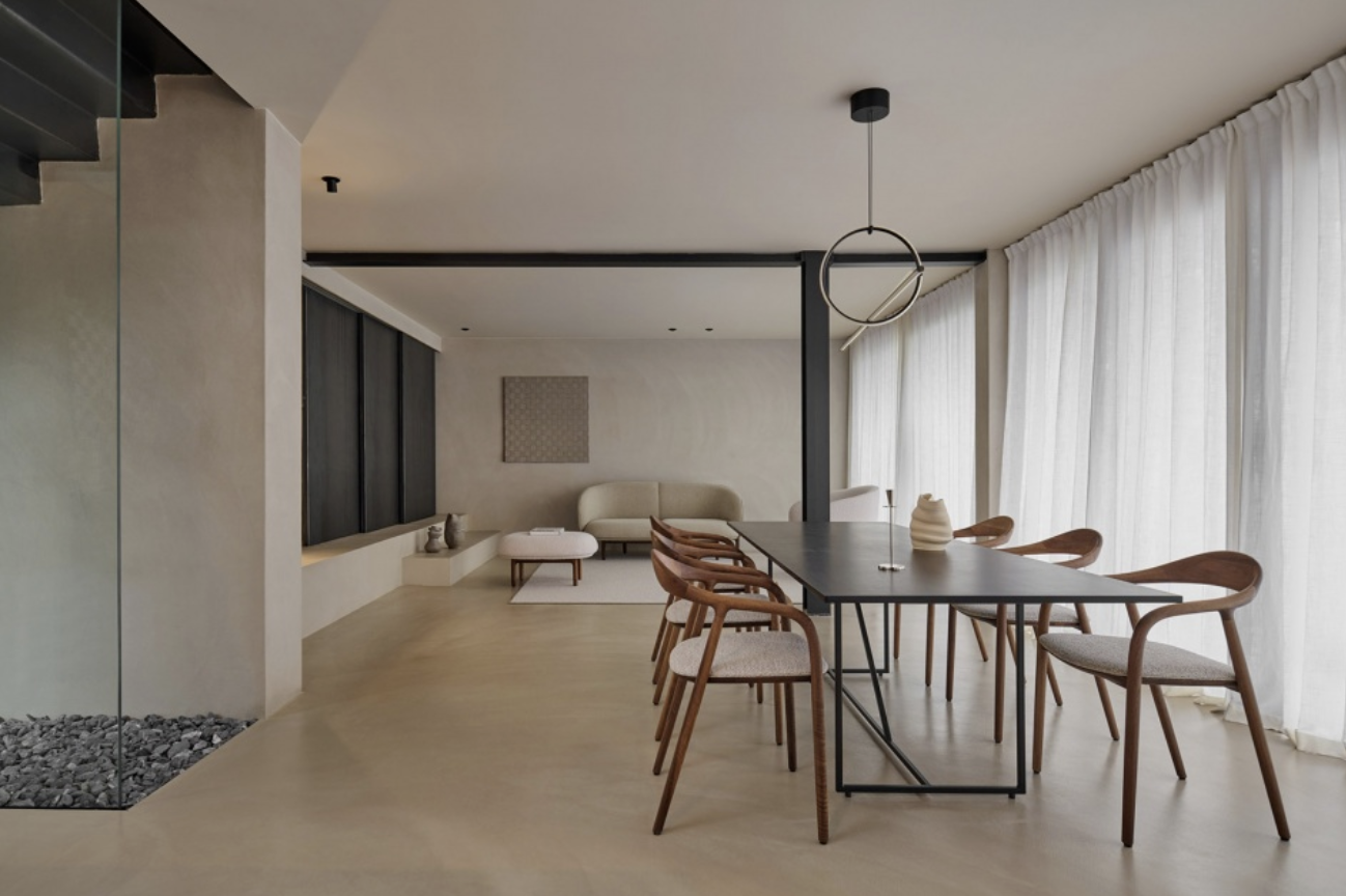 今天要分享的灵感家，是位于克罗地亚的一座家庭公寓。双层结构设计，主要的理念是将“空间”与“自然感”相结合，创造一种宁静之感。中庭作为主要的光线来源，通透的玻璃和...