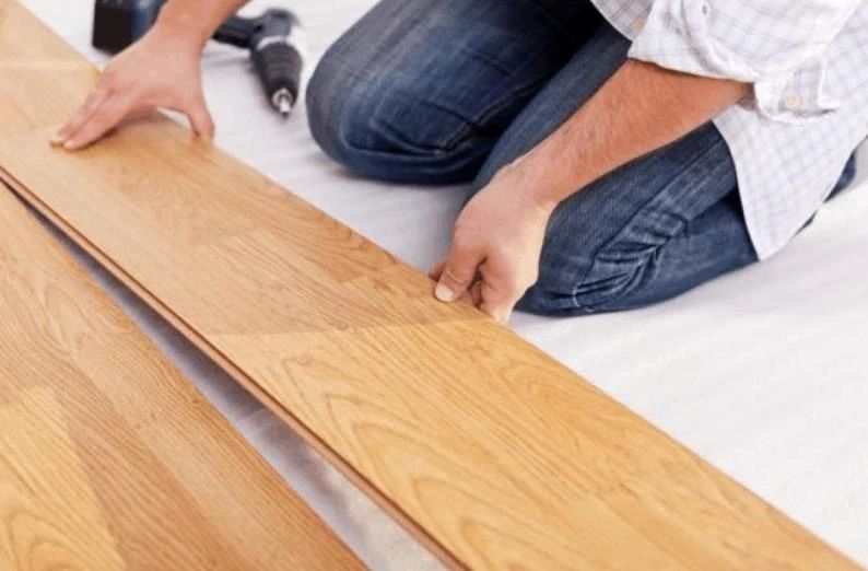 木地板是一种经典而受欢迎的地板材料，它能为室内空间增添温暖和自然的氛围。在日常与业主们的交流中，小编常遇到客户问：我们家地板该选用哪种安装方式呢？今天康辉地板来...
