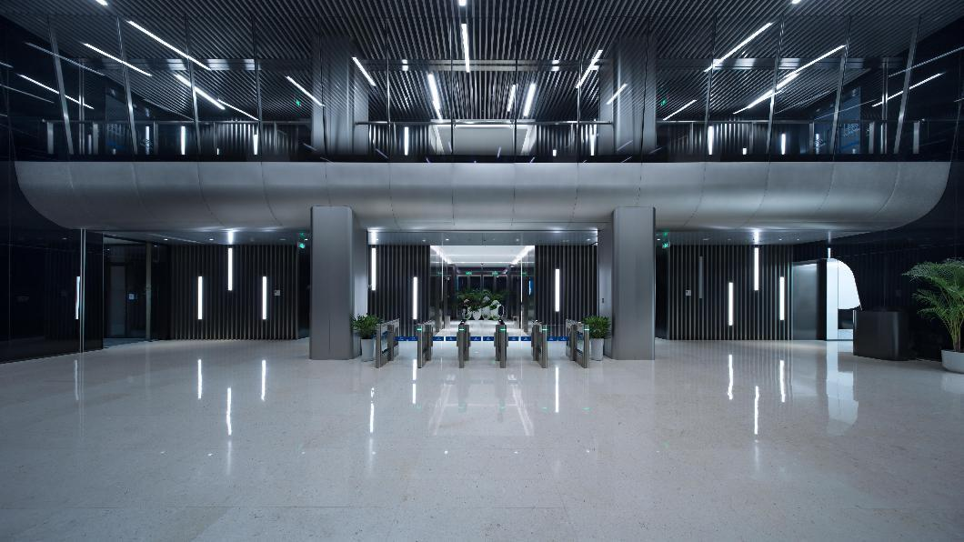 郑州宇通客车是中国最大的客车制造商。 新的办公室总部在经开区。 新的园区有三栋楼， 我们设计了12层的研发大楼和15层的销售大楼研发和销售楼， 共6万平米。 这...