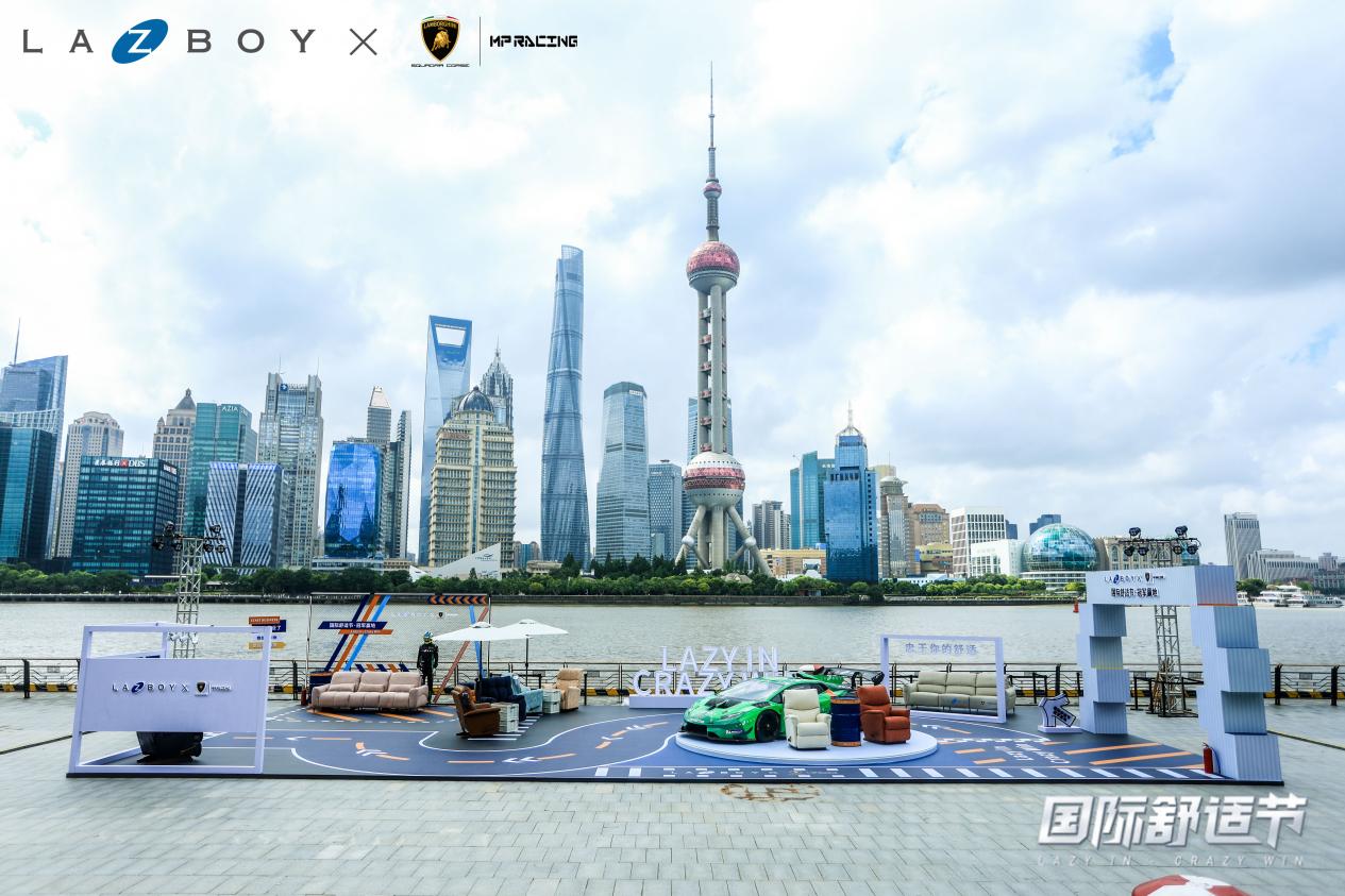 LAZBOY携手兰博基尼MP RACING赛车队在上海外滩，再次营造出一场令业内外为之侧目的梦幻联动。