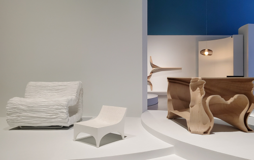 《设计与奇思》展览现场的折纸沙发“云”《设计与奇思》展览现场的互动装置“光之森林”2020年，法国蓬皮杜艺术中心与上海西岸美术馆合作的五年展陈项目推出特展《设计...