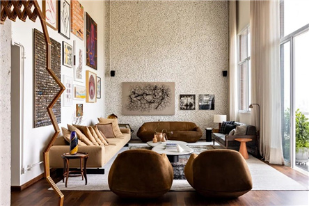 今天分享的案例，在圣保罗西部地区，是对一套公寓的完全翻新设计。公寓的主人是一对热爱艺术的夫妇，设计的核心目标是重塑整个室内的空间关系，加强房屋与自然环境的视觉连...