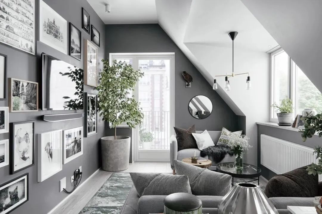今天给大家分享的是一套独特的灰色系阁楼公寓。以中性灰为基础的现代风，用灰色配以黑白，达到了完美平衡。电视巧妙地融入进这面灰色的画廊墙，墙上作品包含灰色艺术印刷品...