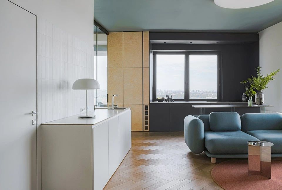 今天這期案例叫作“反射公寓”，是Zrobim工作室創始人的自宅，因此對設計師來說意義重大。項目反映了事務所的理念和設計方針，即極簡主義、開放空間與定制家具的使用...