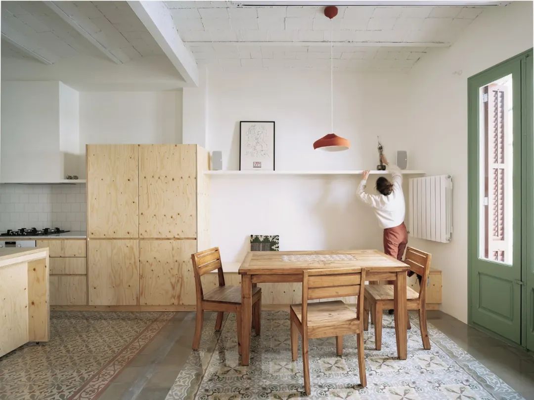今天分享的案例位于巴塞罗那的一座旧公寓，设计工作室对其进行了室内翻新。对并不宽裕的空间进行整合，擅用旧材料，加上天然不做作的清新色彩，这间小公寓的感官十分舒适。...