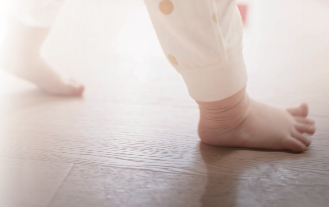 地板，是宝宝在生活中最常接触的家居产品之一，关注宝宝的健康和安全应从选择正确的地板开始。