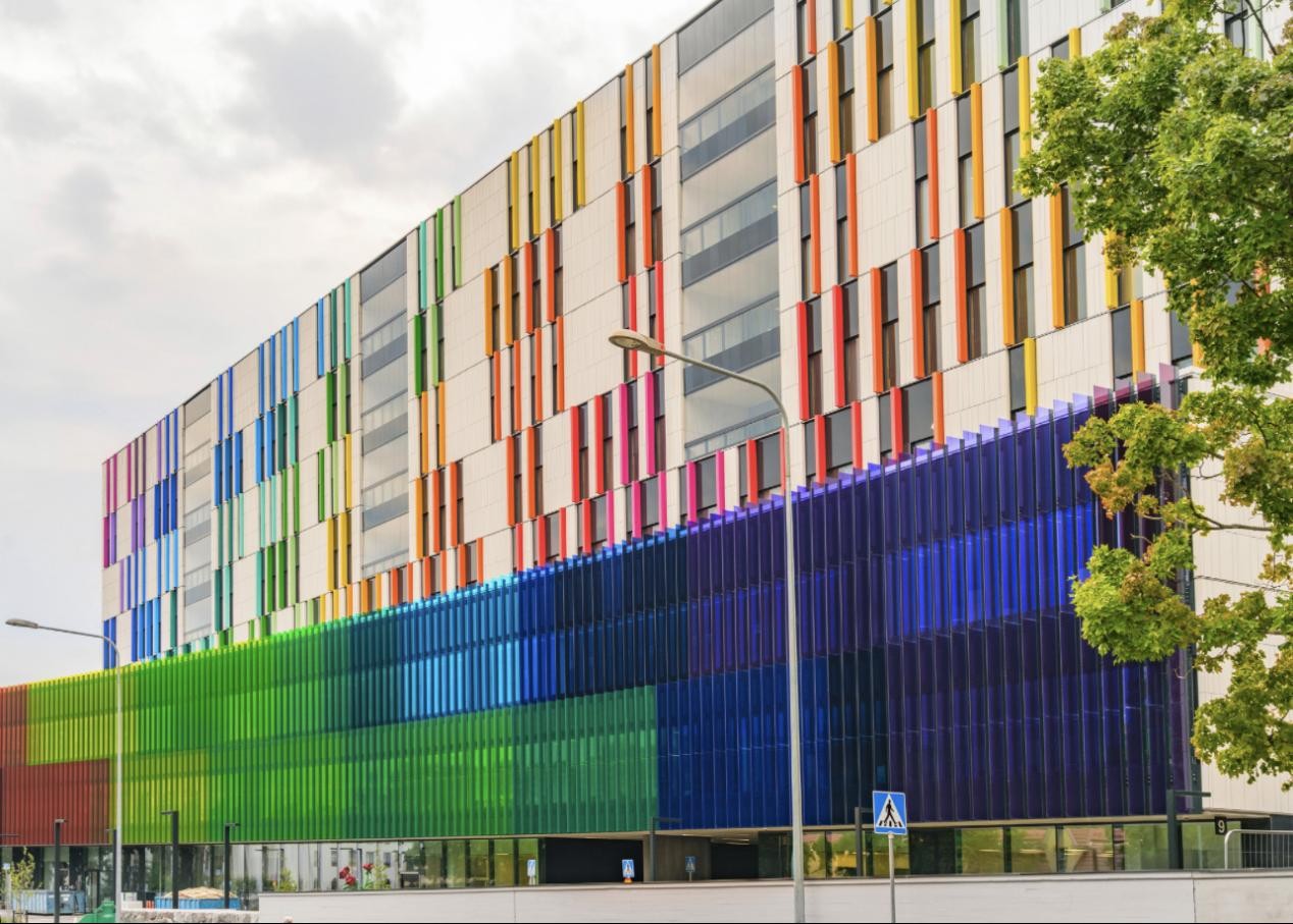 芬兰赫尔辛基市的一家儿童医院最近以其创新的设计理念和装修风格引起了大众的广泛关注。这家医院突破了传统医院给人的刻板印象，用色彩斑斓的装饰和轻松明快的氛围，将原本...