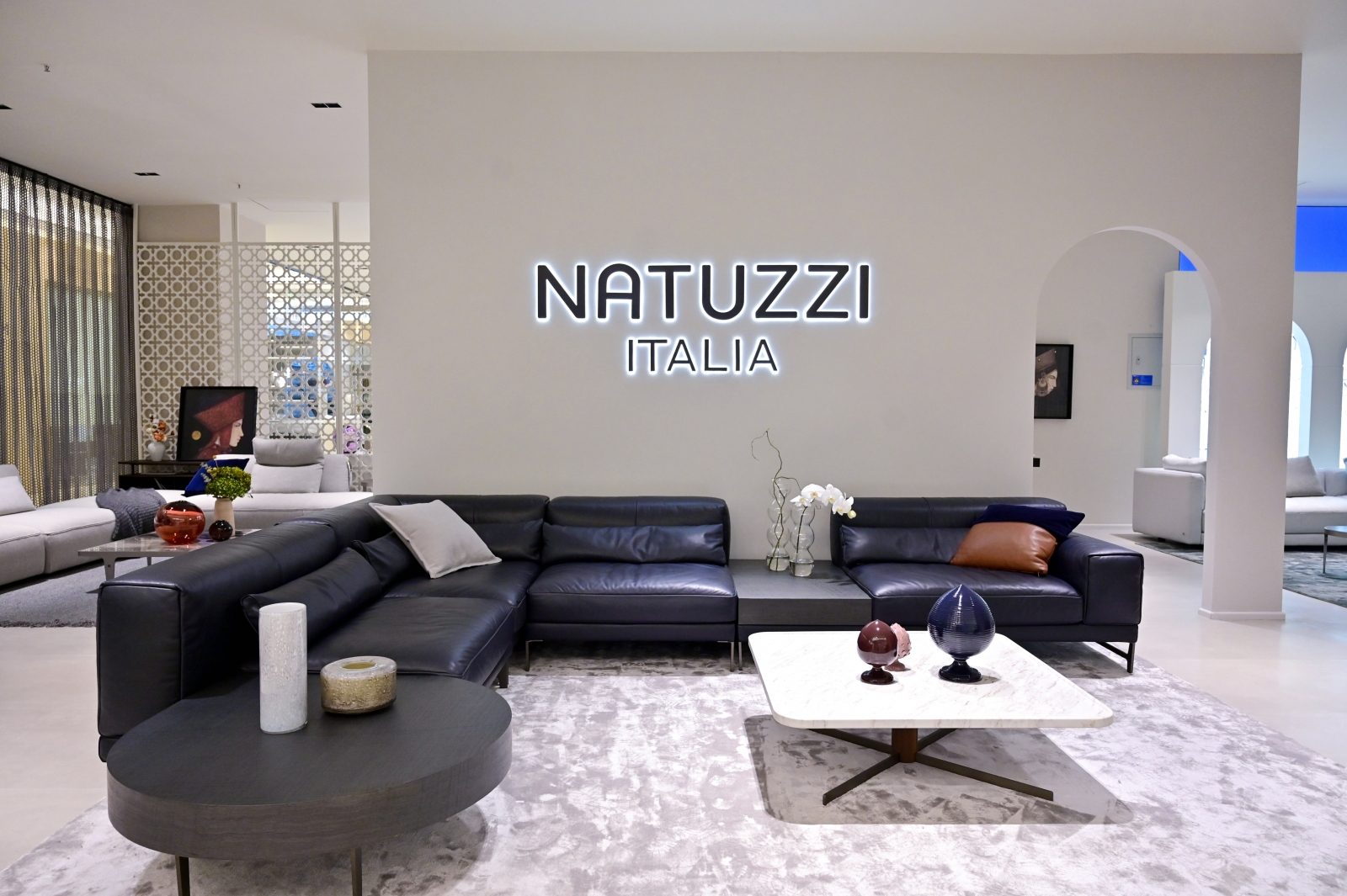 近日，源自意大利普利亞大區的Natuzzi Italia帶著它著名的地中海風格，與來自不同領域的國際知名設計師，繽紛演譯適意為悅的風格理念。