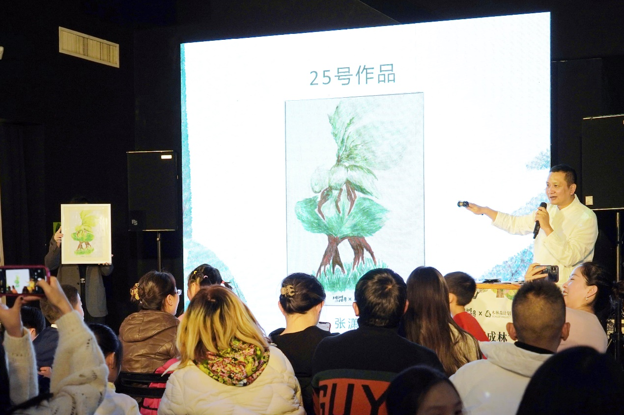 11月25日，1棵树1世界×木林森计划“落笔成林”公益收藏活动在北京市今日美术馆3号馆举办，来自全国各地的小艺术家们，共筹集了为内蒙古地区种下1300棵梭梭树的...