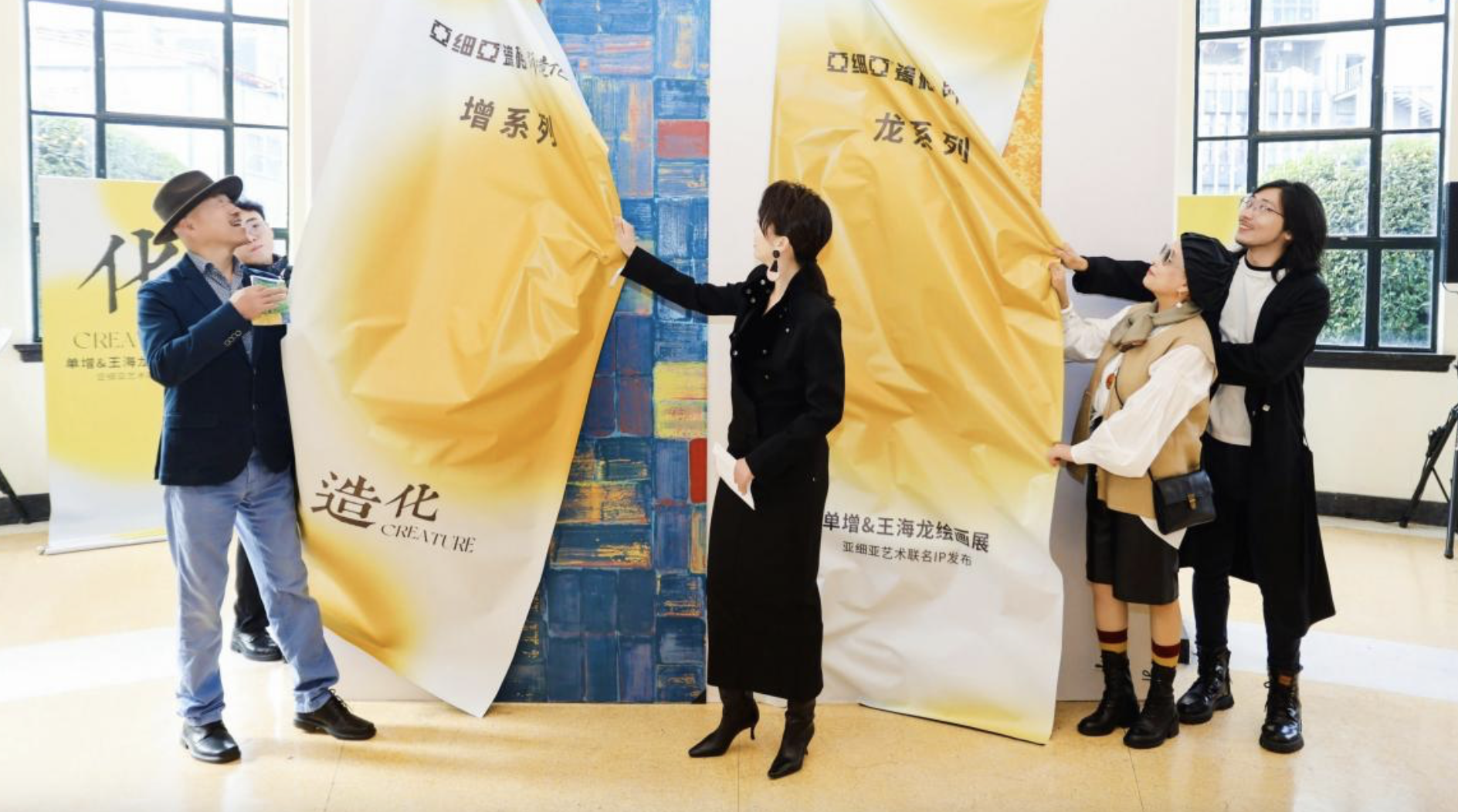 12月9日，「单增 & 王海龙当代绘画展暨亚细亚艺术联名IP发布」活动在上海展览中心盛大举行！本次的跨界融合盛会呈现了两位艺术家近期创作的油画、版画作品20余幅...