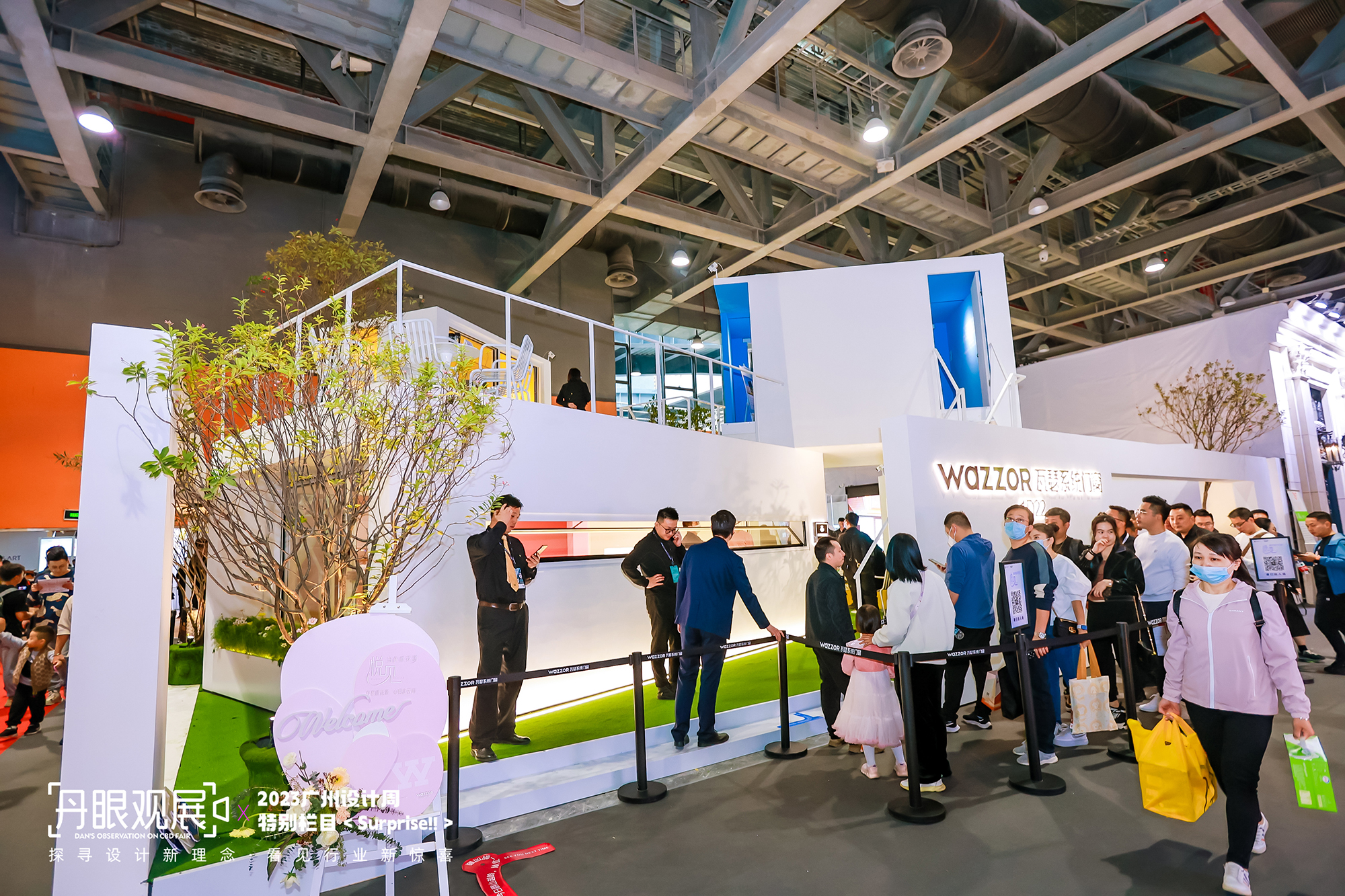 展馆由知名设计师李友友主笔，主题为「悦见·当代桃花源」，延展了2022广州设计周第一代艺术馆「镜·花园」的设计构思。