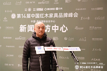 明堂家居总经理助理徐志峰在峰会上接受媒体采访。