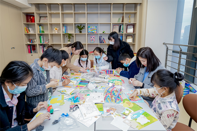 为了呵护孩子们的身心健康，顾家家居为南京儿童医院打造了“Good书适圈”。