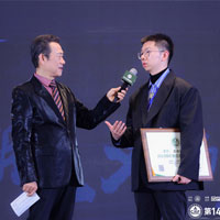 古森红木总经理吴建宇接受央视主持人采访。