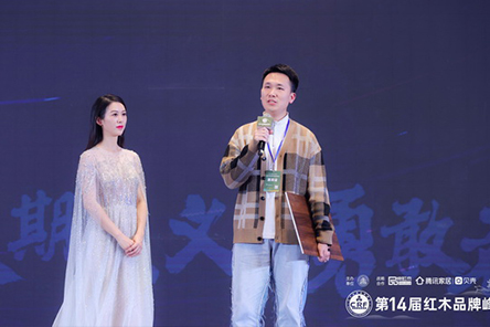 名雅居总经理蒋恒接受央视主持人吴双采访。