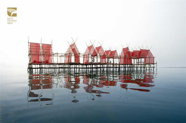 泰国建筑事务所 CHAT architects以“安西拉牡蛎养殖鹰架廊亭”，获得2023金点设计奖年度最佳设计奖。