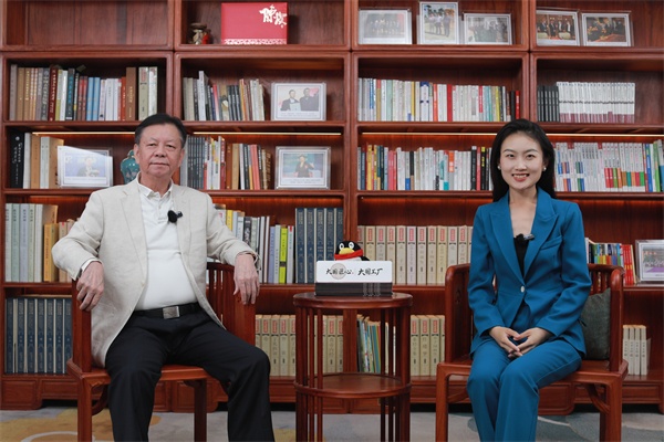 中国传统工艺大师、国寿红木创始人陈国寿介绍央视主持人专访。