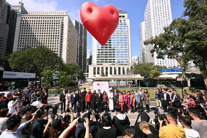 「Chubby Hearts Hong Kong」首日参观总人次超过65,000游客人数比例占逾20%由香港设计中心策展及呈献的公共设计及艺术项目「Chubby...