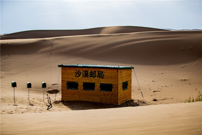 2021年,腾格里沙漠腹地诞生了世界上最独孤的邮局-沙漠邮局,此后的时间里,这座邮局 “邮寄信件”,治愈众人。至今,已有20000+明信片从沙漠邮局寄出,超过1...
