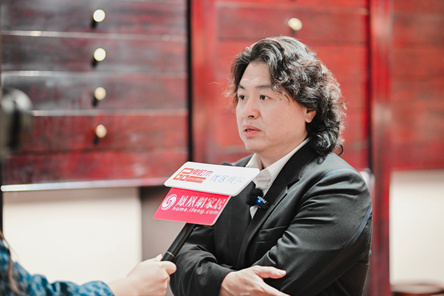 3月17日，友联·家戴爱国在深圳国际家具展接受媒体专访。