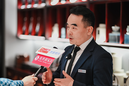 3月17日，上官中华在展会现场接受品牌红木、优居视界与凤凰网家居记者的联合采访。