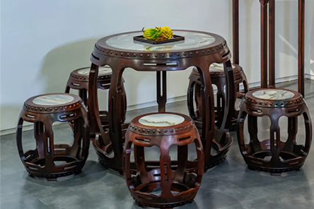 在中国传统家具中，明式家具以其独特的美学价值备受推崇。它所蕴含的“二十四美”，不仅是工匠们精湛技艺的结晶，更是中国传统文化的精髓所在。