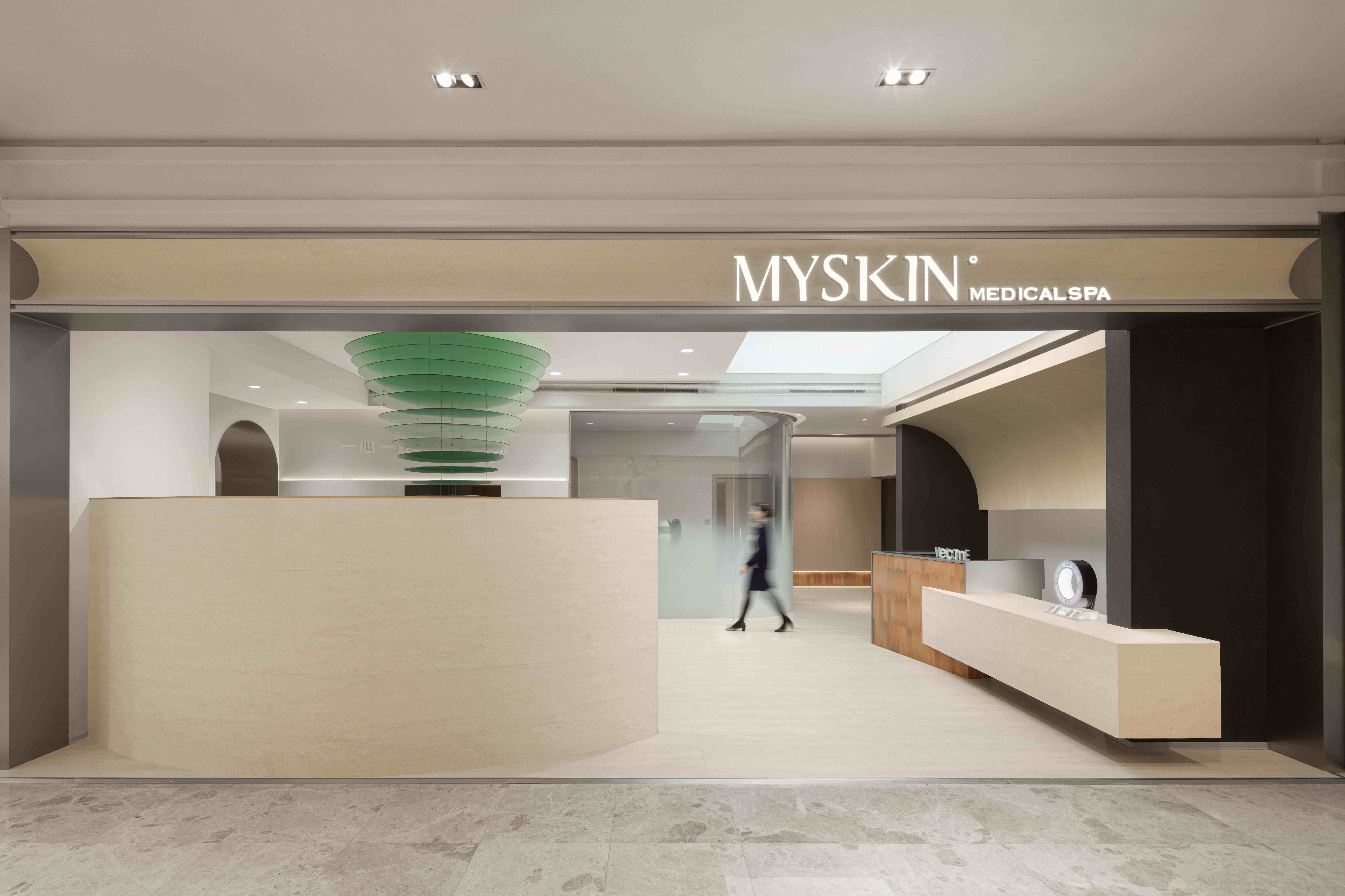 MYSKIN是一家皮肤管理中心。自然和时间总会留下痕迹，以科技和护理进行滋养疗愈。空间设计也不是刻意为之，是放弃“满溢”的灵感，不经意之间聚焦在“恰到好处”，从...