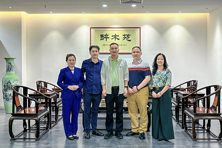 5月19日，广东省家具协会会长王克一行莅临广州市醉木苑红木家具有限公司考察。