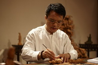 自1996年起，林庆财便与海南黄花梨结下了深厚的情缘，成为了一名资深收藏家。