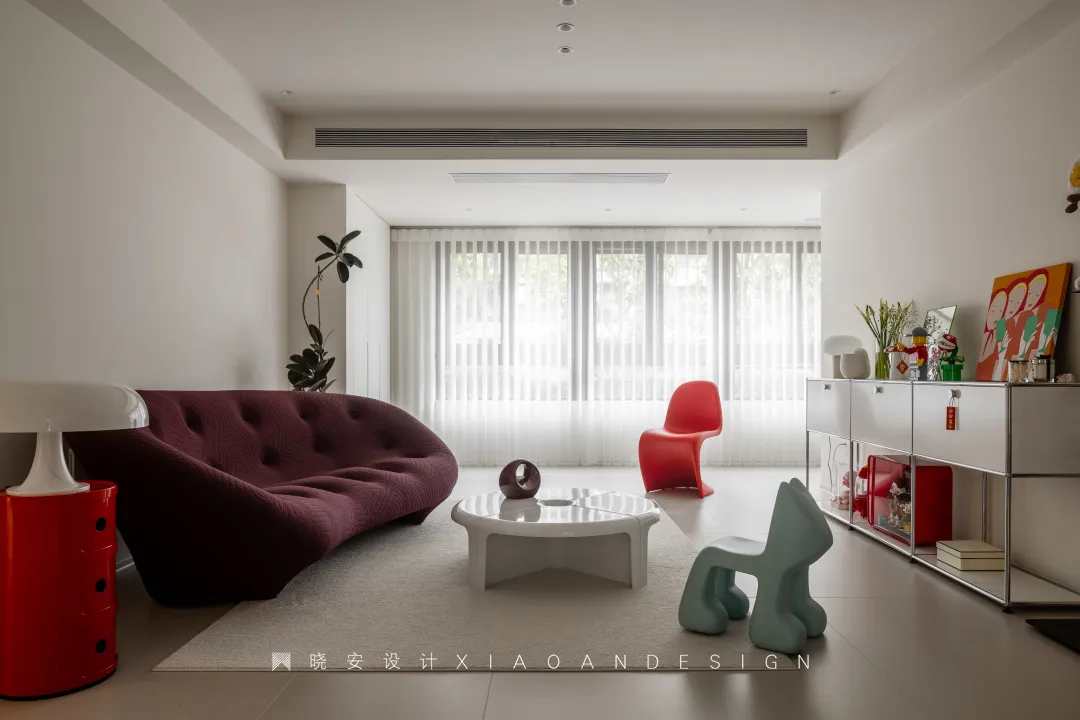  Home is our last island. Home is our last island. Living room ◎ White coffee table | b-line ◎ Red single chair | vita This is a 350 ㎡ three storey private house, with