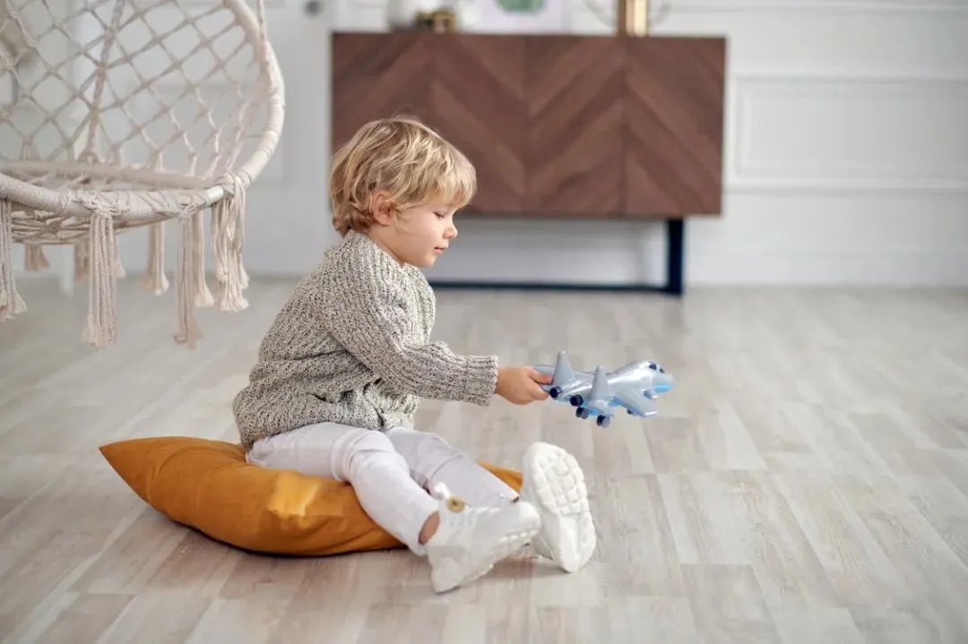 “每一个孩子都是一个完全特殊的，独一无二的世界。”家有宝宝，地板怎么选？如何挑选一款最适合宝宝的地板产品？