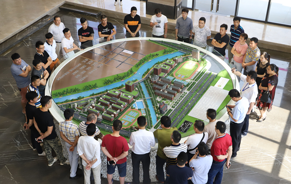 广作红木研究院调研工作组共同参观江门广雅学校整体规划模型 